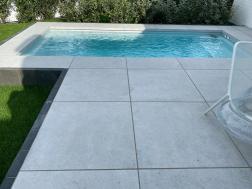 Referenzfoto Pool Umrandung grau
