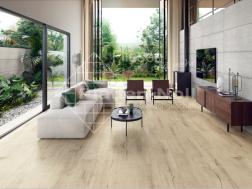 Wohnzimmer mit Holzoptikfliesen und Betonoptikfliesen an der Wand (107-TW HO + FO CE)